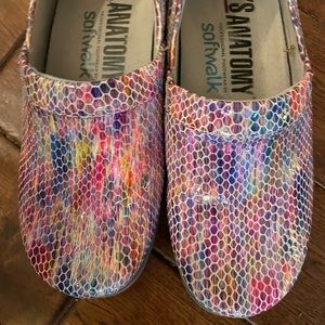 Softwalk “Grey’s Anatomy” nursing clogs. Very soft foot bed. Worn only twice.